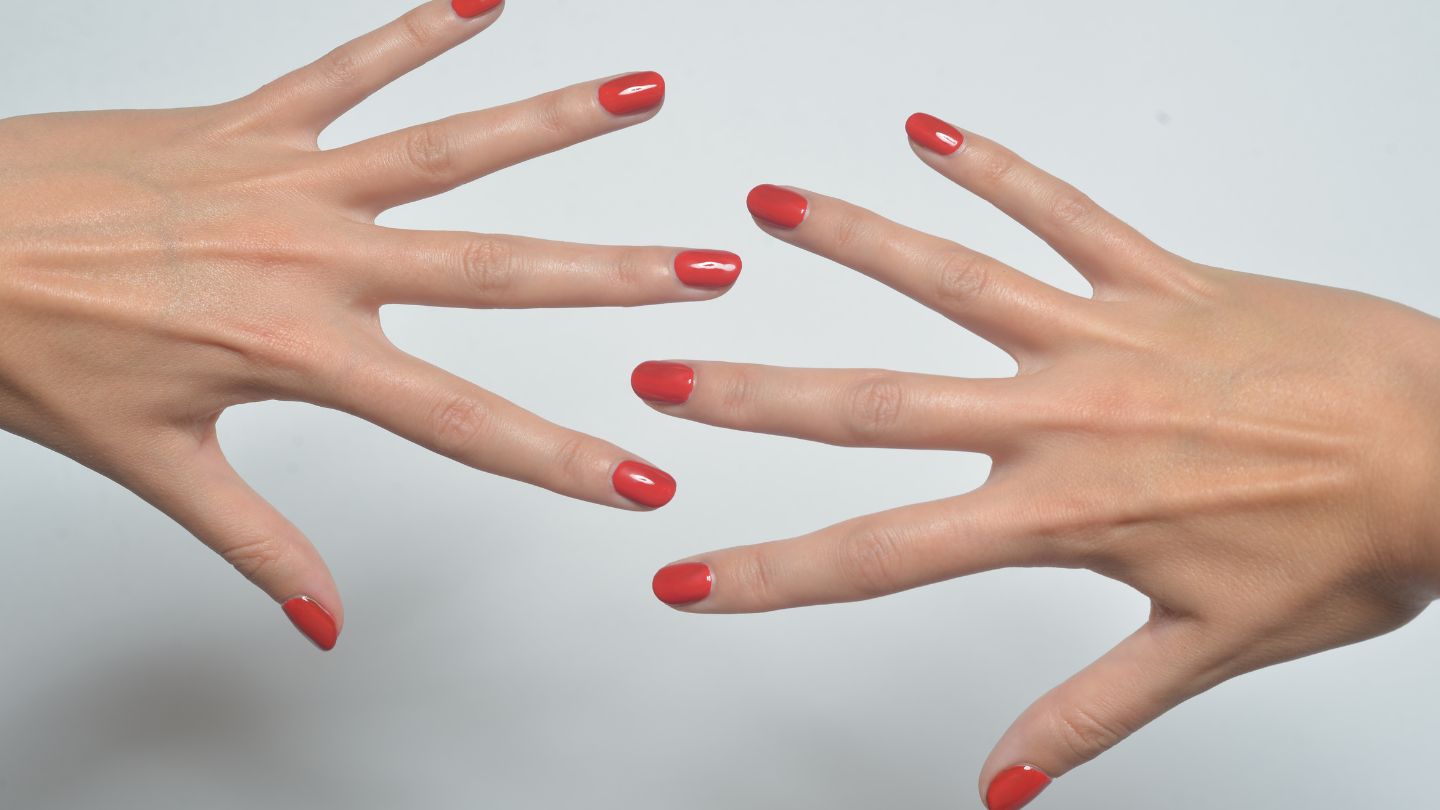 Comment retirer facilement son vernis semi-permanent à la maison